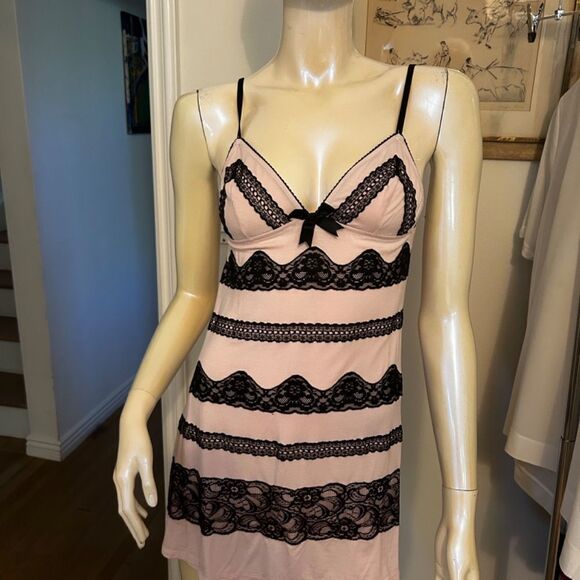 VICTORIA'S SECRET LACE TRIM CHEMISE - Picture 6 of 6